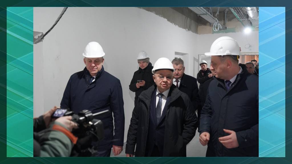 Социально значимые объекты Брянска посетил министр строительства и ЖКХ