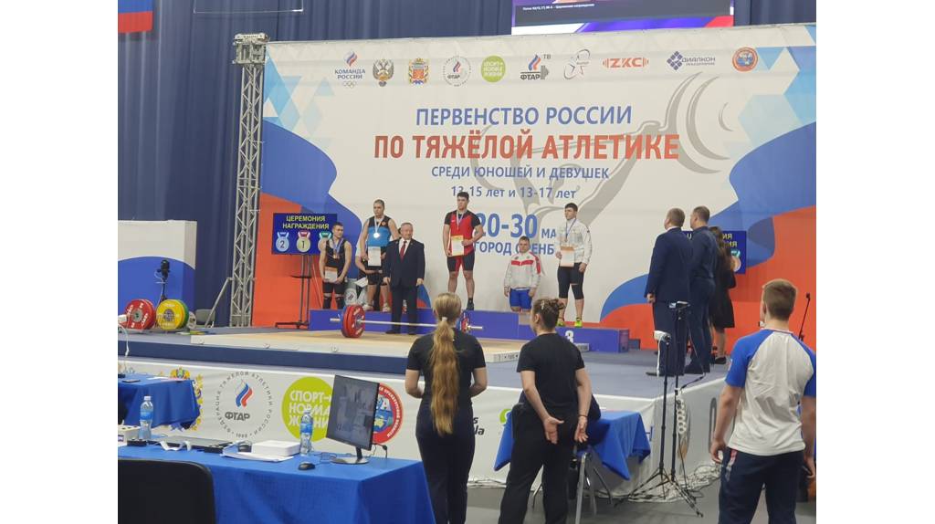 Бронзовую медаль на Первенстве России по тяжелой атлетике завоевал брянец Максим Степин