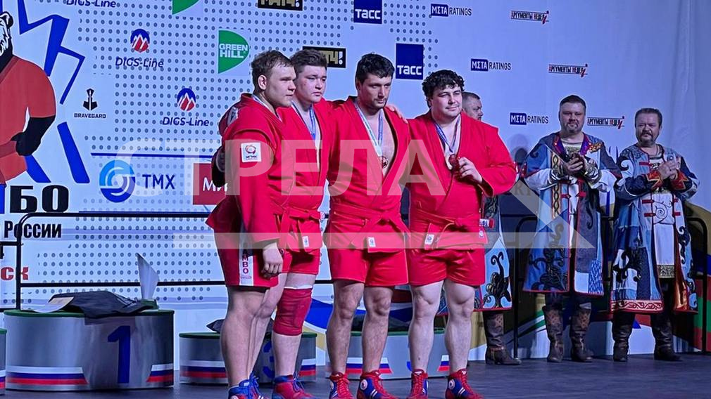 Награды победителям и призёрам второго дня Чемпионата России по самбо вручили в Брянске
