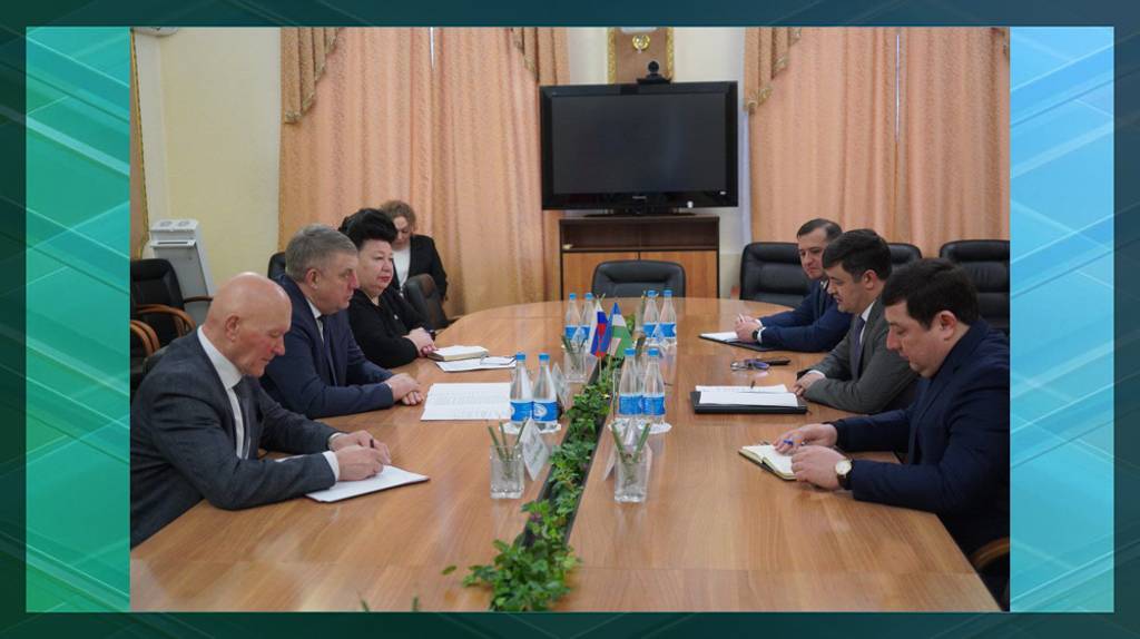 Александр Богомаз провел встречу с советником посольства Республики Узбекистан Алишером Бекниязовым