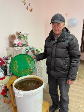Мед в зону СВО нашим защитникам передает житель Злынковского района