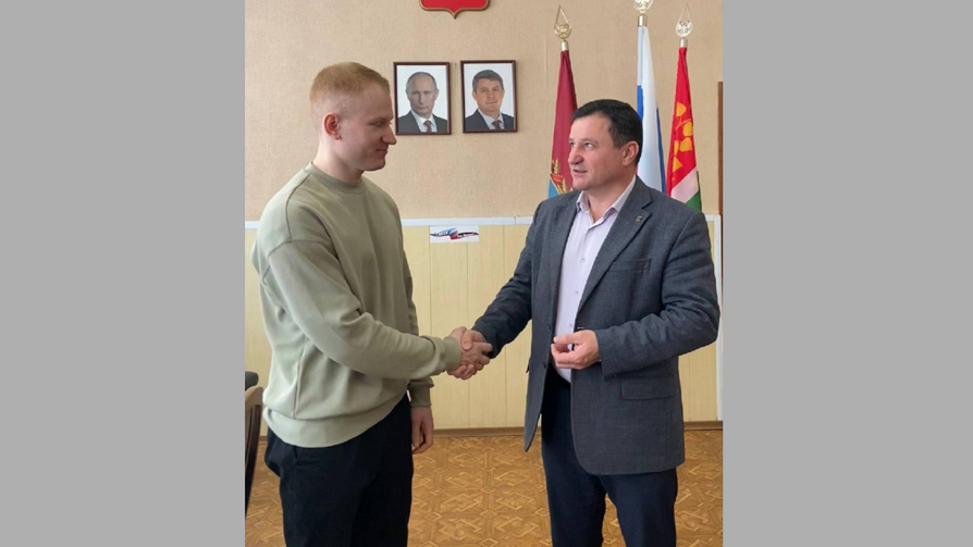 Сироте вручили ключи от новой квартиры в Фокино
