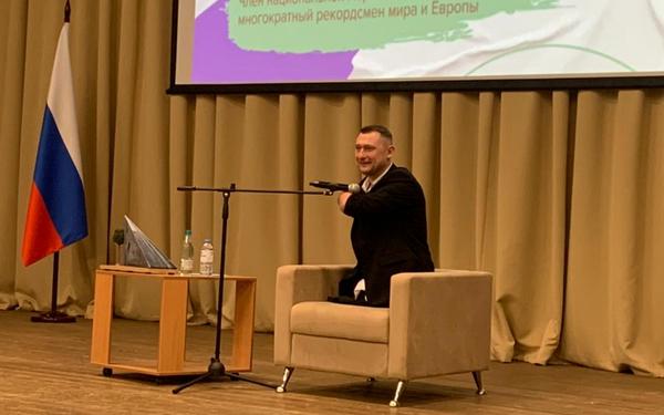 Встречу с брянскими школьниками провел паралимпиец Алексей Талай