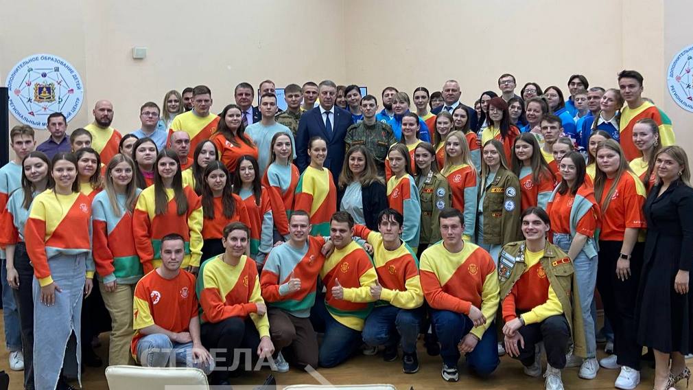 Встречу с волонтерами Всемирного фестиваля молодежи провел губернатор Александр Богомаз