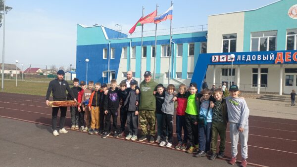 Юных белорусских хоккеистов в Жуковке встретили караваем