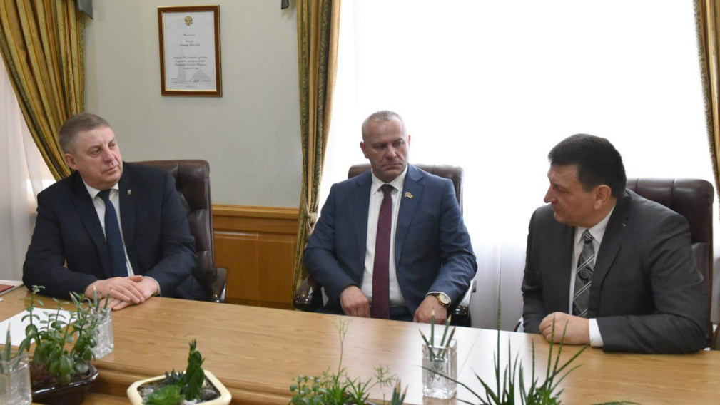 Председатель Смоленской областной Думы Игорь Ляхов поздравил брянских коллег-депутатов и руководство области с 30-летием законодательного собрания