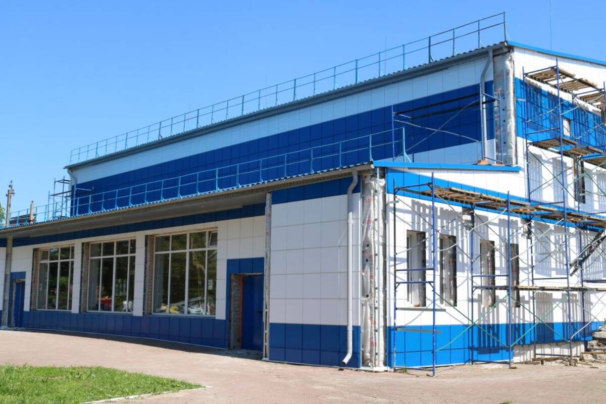 Капитальный ремонт спортшколы продолжается в Комаричах