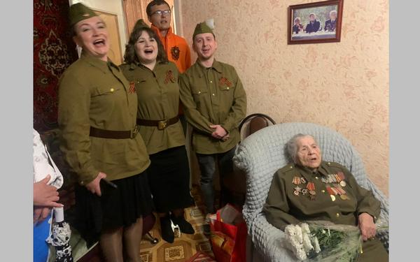 В Брянске поздравили бывшую фронтовую медсестру Анну Иванову