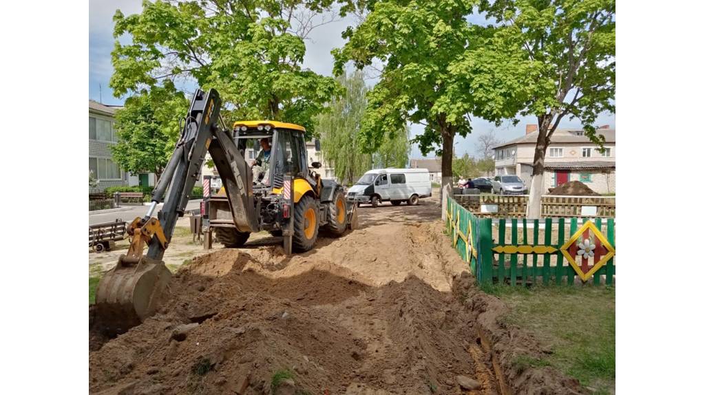 В клинцовском поселке Чемерна по нацпроекту благоустраивают двор