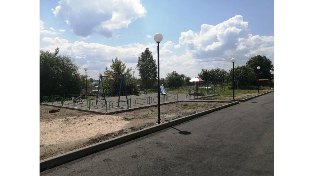 Двор по улице Заводской благоустраивают в Трубчевске по нацпроекту