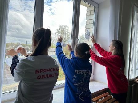 В Брянской области более 3000 участников присоединились к Акции  Движения Первых «Окна Победы»