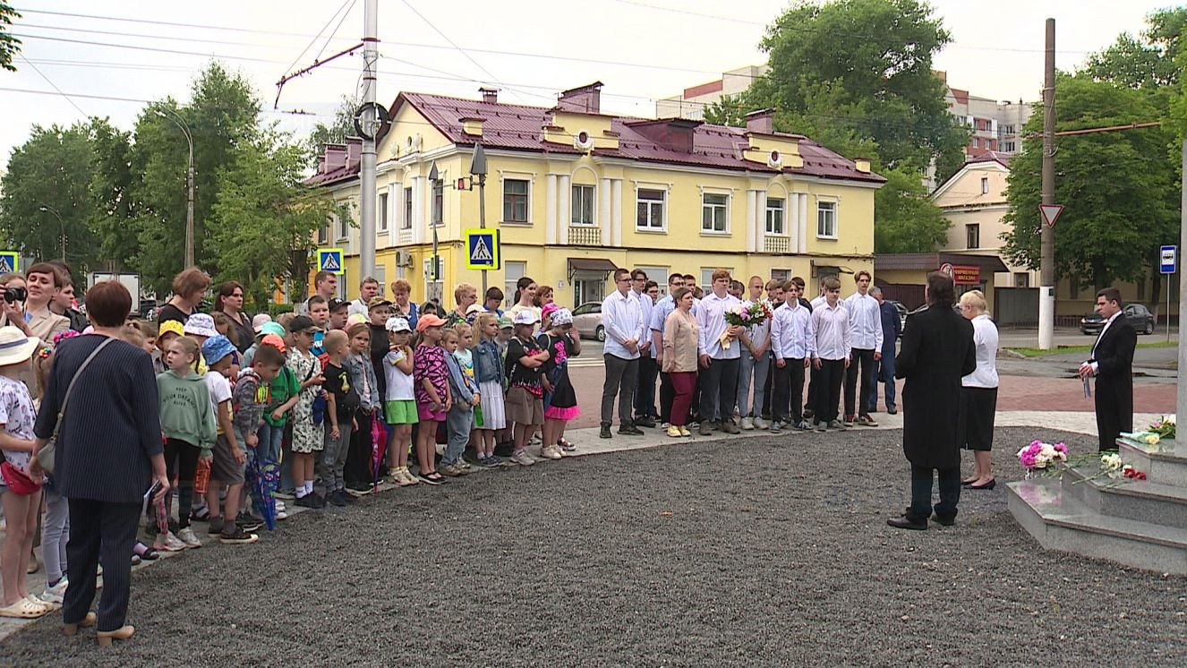 Цветы к памятнику Александра Пушкина возложили в Брянске