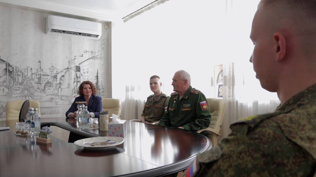 Памятные медали «Брянск — город воинской славы» курсантам вручила глава Брянска