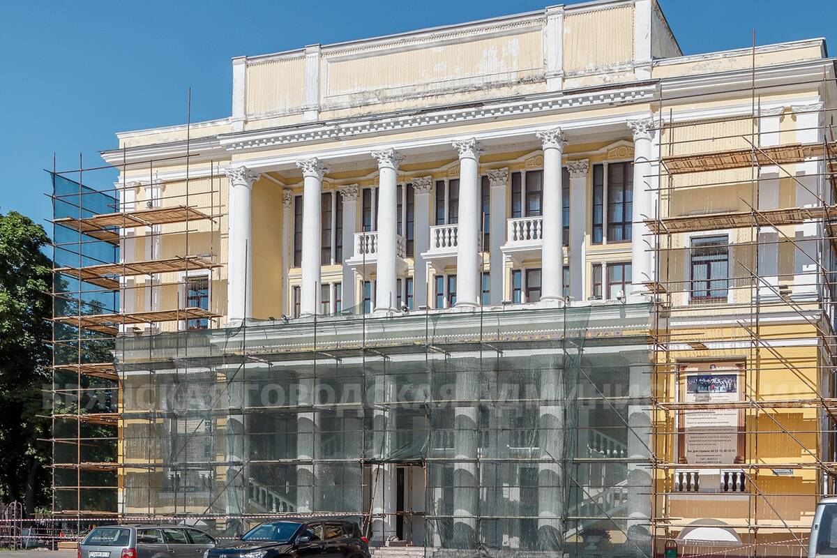К 1 сентября в Брянске планируют завершить ремонт ДК Железнодорожников