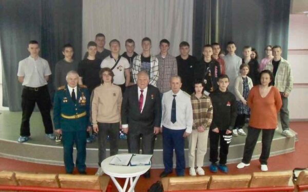 Про свой путь в космос курсантам брянского клуба «Резерв» рассказал лётчик-космонавт Виктор Афанасьев