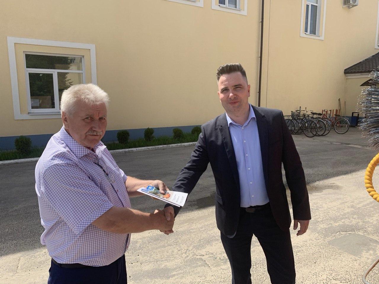 Погар принимал подарки