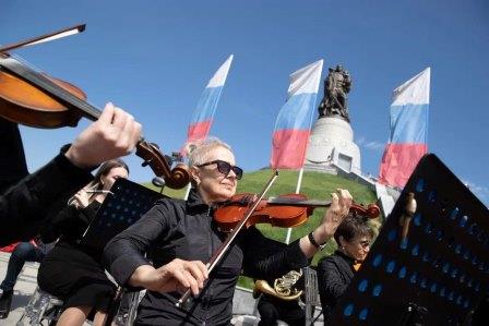 Брянский филиал «Защитников Отечества» исполнил гимн в честь годовщины фонда