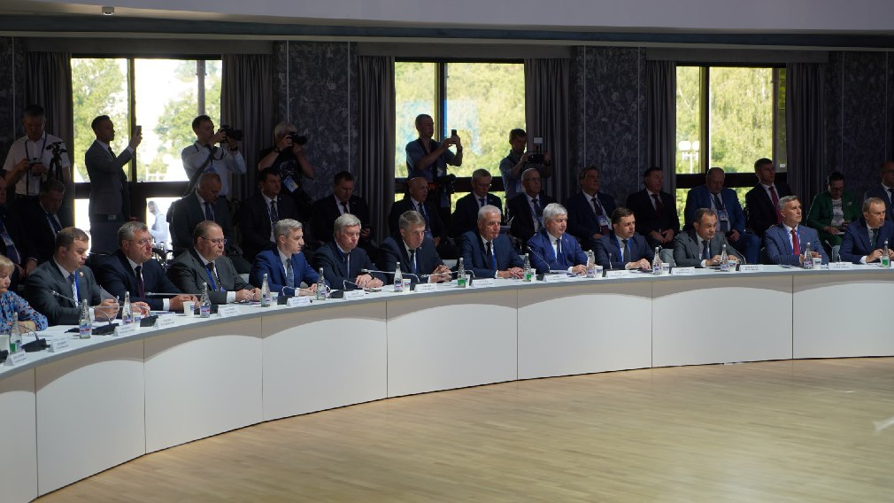 О работе XI Форума регионов России и Беларуси рассказал губернатор Александр Богомаз
