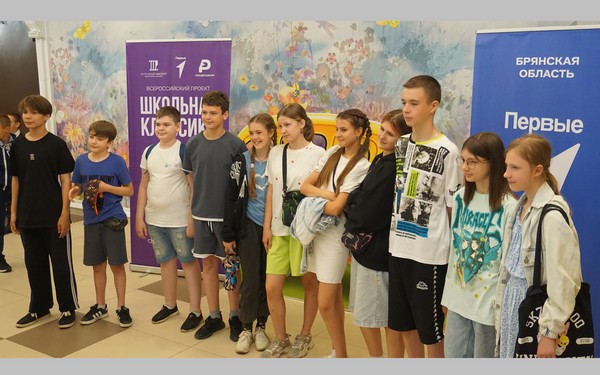 В театральном закулисье побывали активисты «Движения первых»