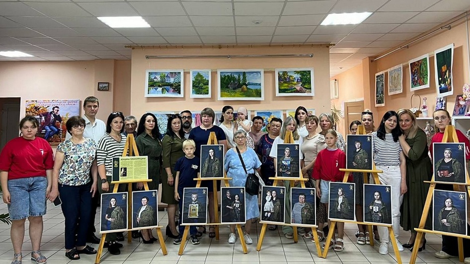 Выставка «Женщины Героев Брянщины» открылась в Климовской библиотеке