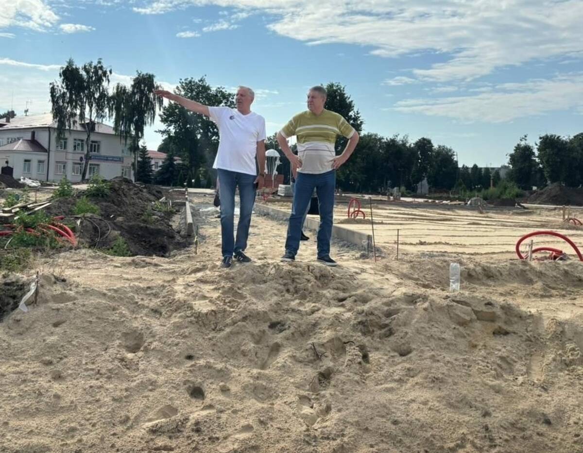 Губернатор Богомаз проинспектировал реконструкцию сквера «40 лет Победы» в Стародубе