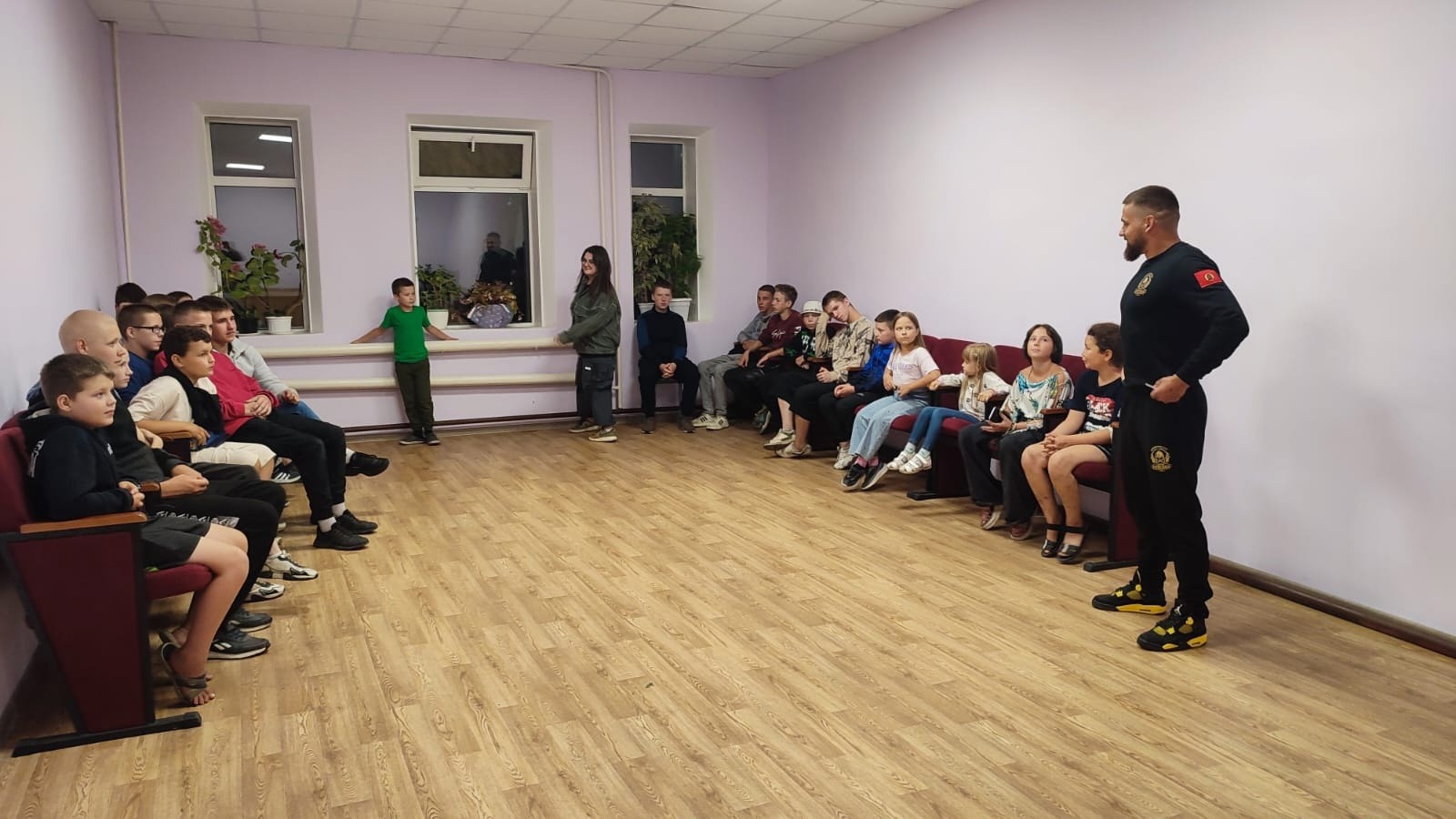 Профессиональный боец, уроженец  Погара Дмитрий Бурдинец провёл мастер-класс для сельских ребятишек