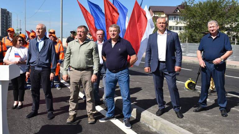 Александр Богомаз с вице-премьером Правительства РФ Маратом Хуснуллиным и советником Председателя Правительства РФ Олегом Матыциным открыли новую современную автодорогу