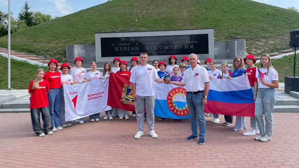 Горсть героической брянской земли  главе Заполярья передали брянские активисты Движения первых