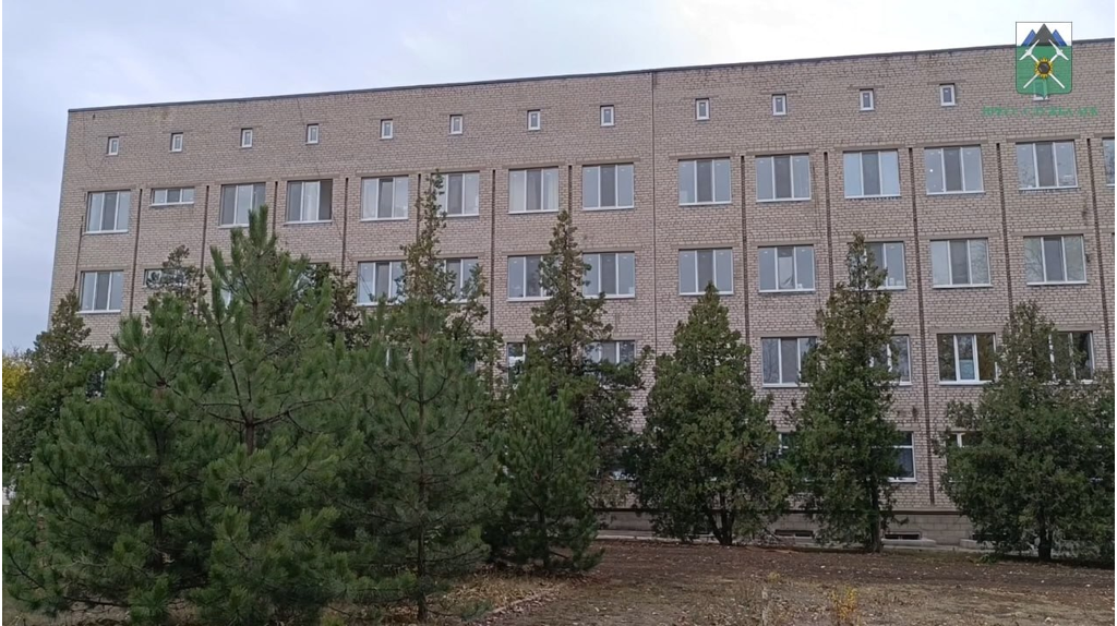 Брянские дорожники укладывают асфальт на территории больницы в подшефной Брянке