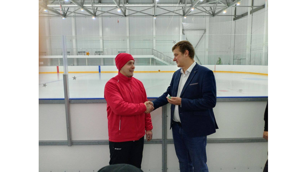 Тренеру по хоккею из Климово Владиславу Щербину вручили ключи от квартиры