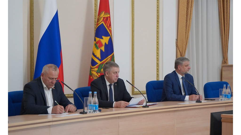 Правовую оценку сбоя в подаче тепла в начале отопительного сезона потребовал дать губернатор Александр Богомаз