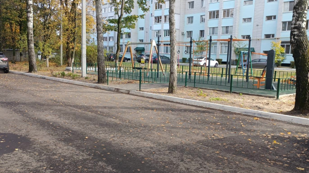 Два двора по улице Красных Партизан благоустроили в Брянске