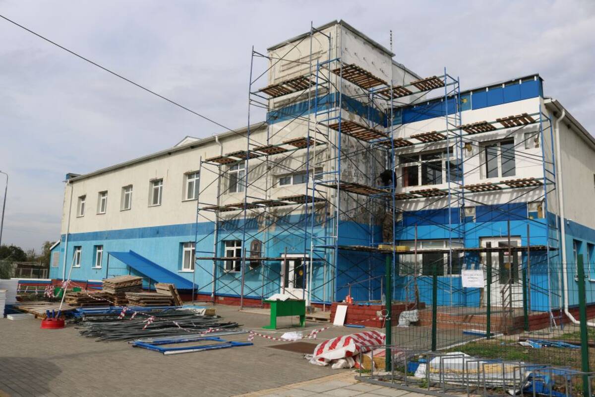 К ремонту фасада здания спорткомплекса приступили в брянских Комаричах