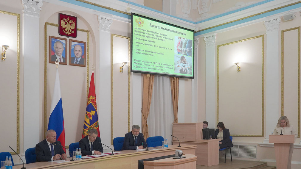 Вопросы правового просвещения несовершеннолетних обсудили в правительстве Брянской области