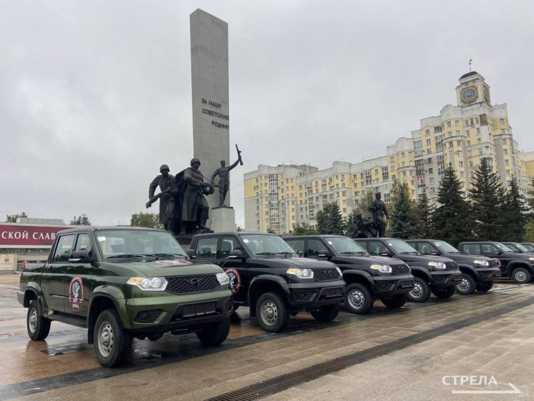 Ключи от новых автомобилей вручили подразделению «БАРС-Брянск» на Площади Партизан