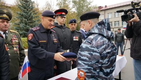 Герой России Андрей Фроленков вручил кадету Федору Симоненко берет собровца