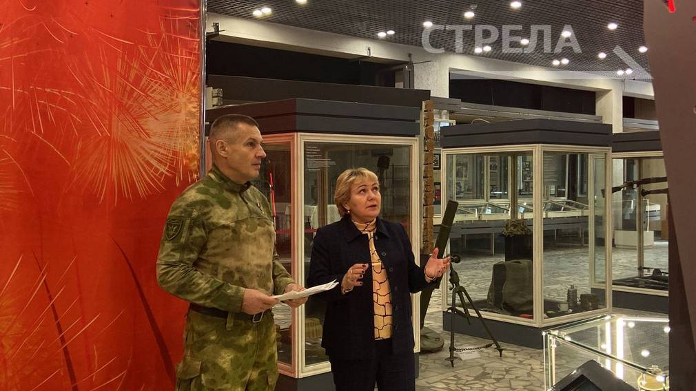 Герой России Андрей Фроленков передал в Брянский краеведческий музей уникальные документы
