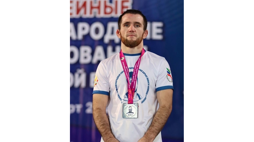 Серебряную медаль на турнире по вольной борьбе завоевал брянец Магомед Себединов
