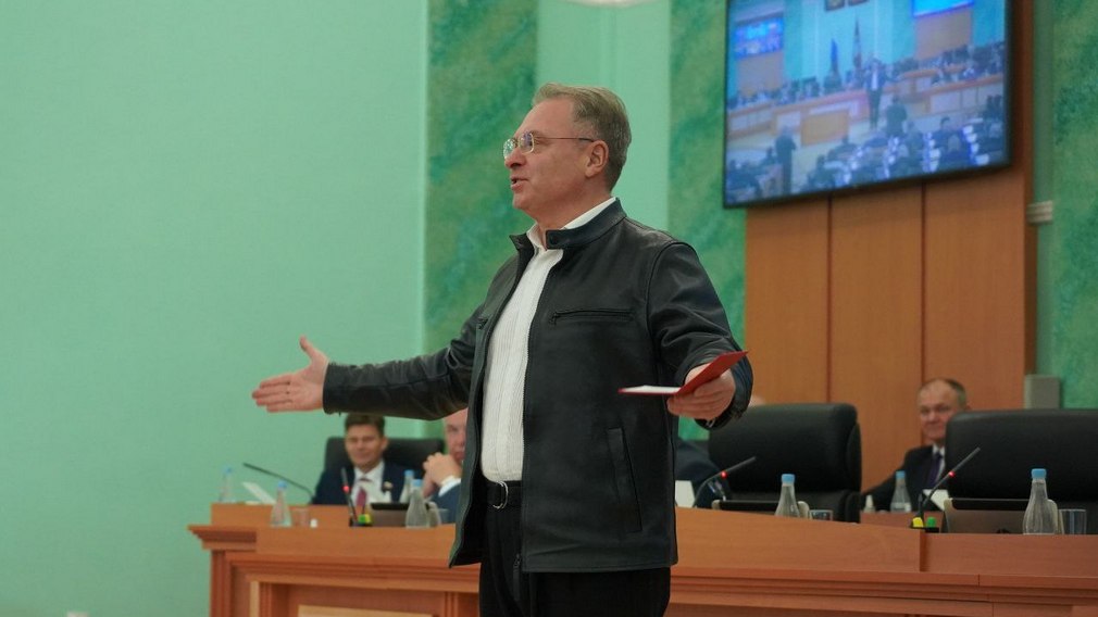 Певца и композитора Александра Добронравова с присвоением почетного звания поздравил брянский губернатор Александр Богомаз