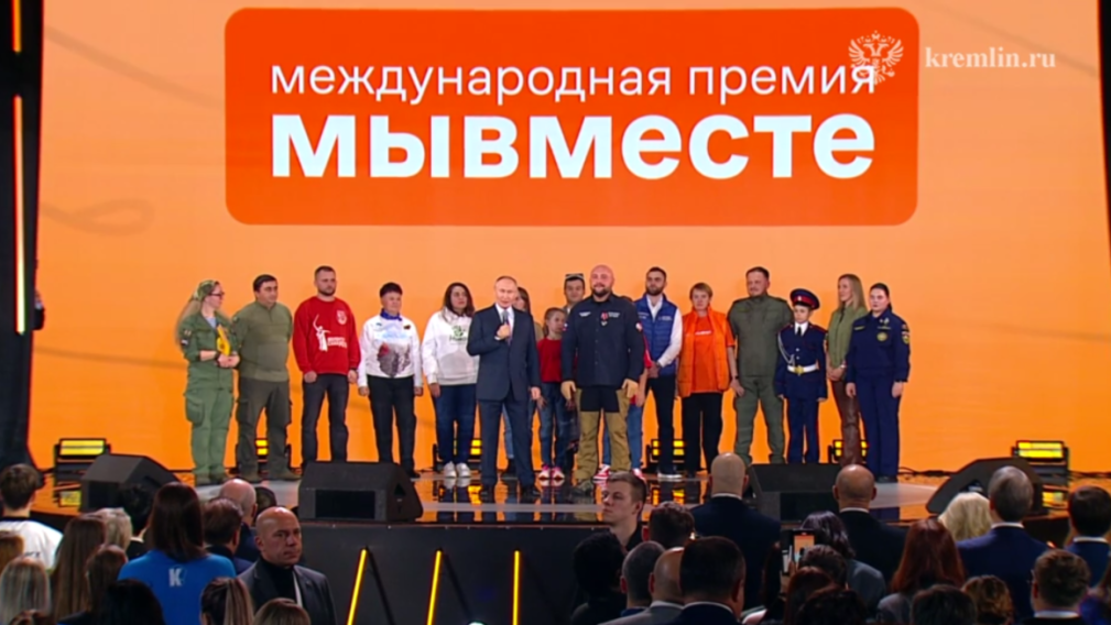 С президентом Владимиром Путиным открыла «Елку желаний»  Ариана Барановская из Брянской области (0+)