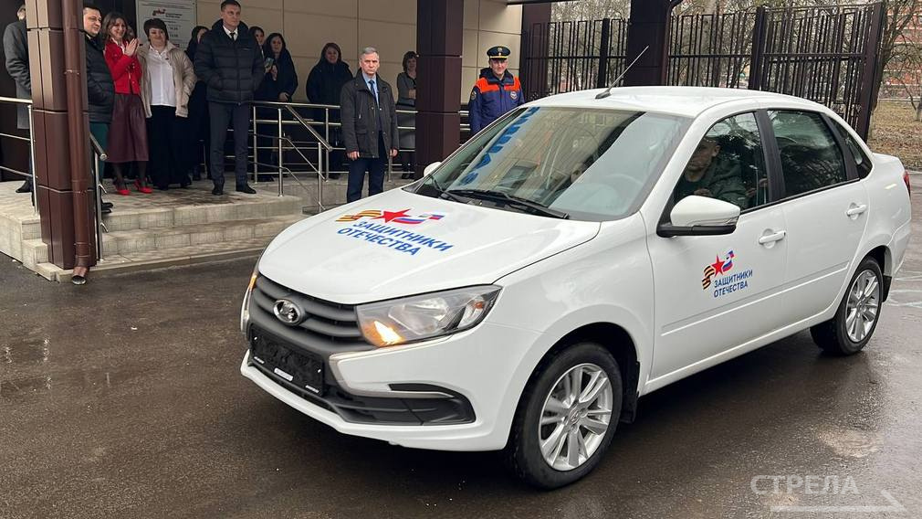 Герою СВО Сергею Артюхову из Брянска вручили автомобиль