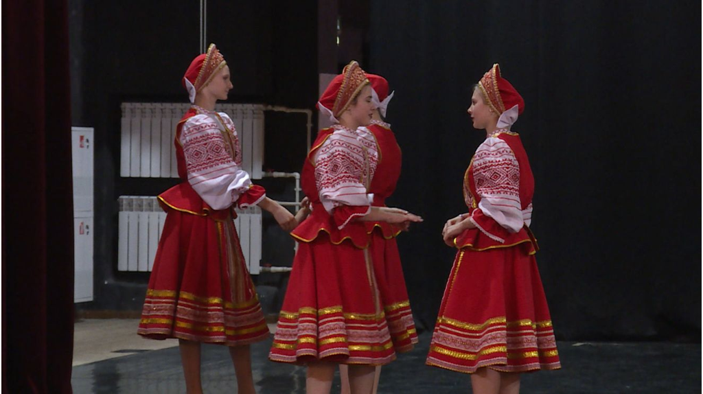 В новых костюмах выступили артисты брянского ансамбля танца «Россияне»