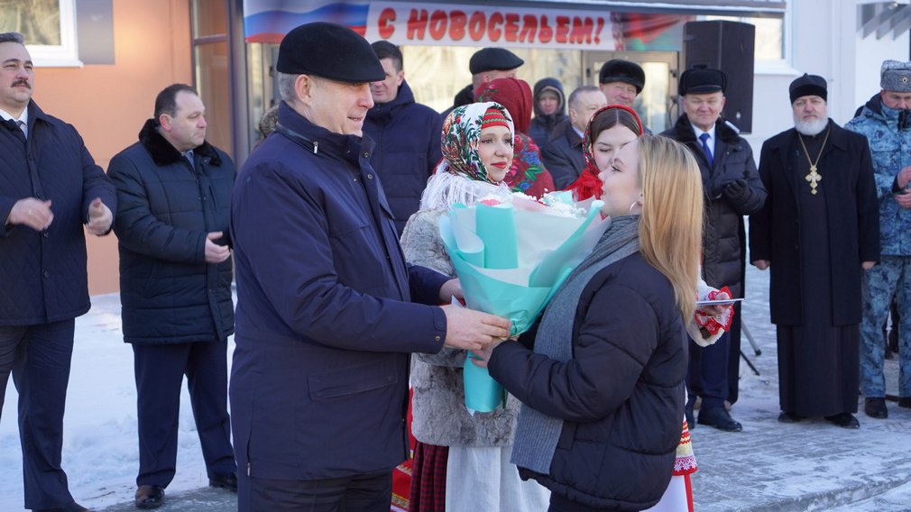 Ключи от квартир в Брянске вручили детям- сиротам