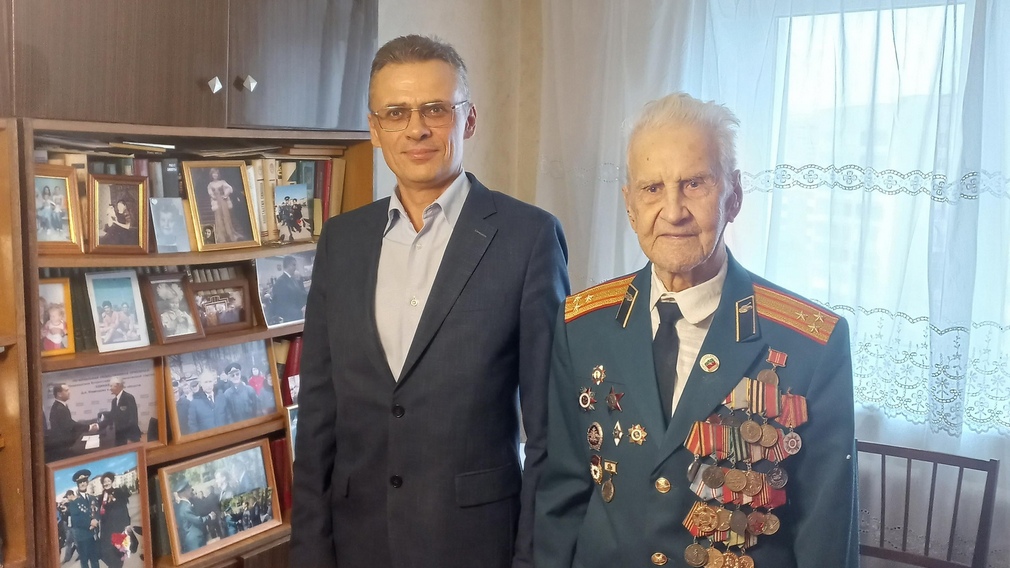 Брянский ветеран, участник Сталинградской битвы Борис Шапошников принимал поздравления (12+)
