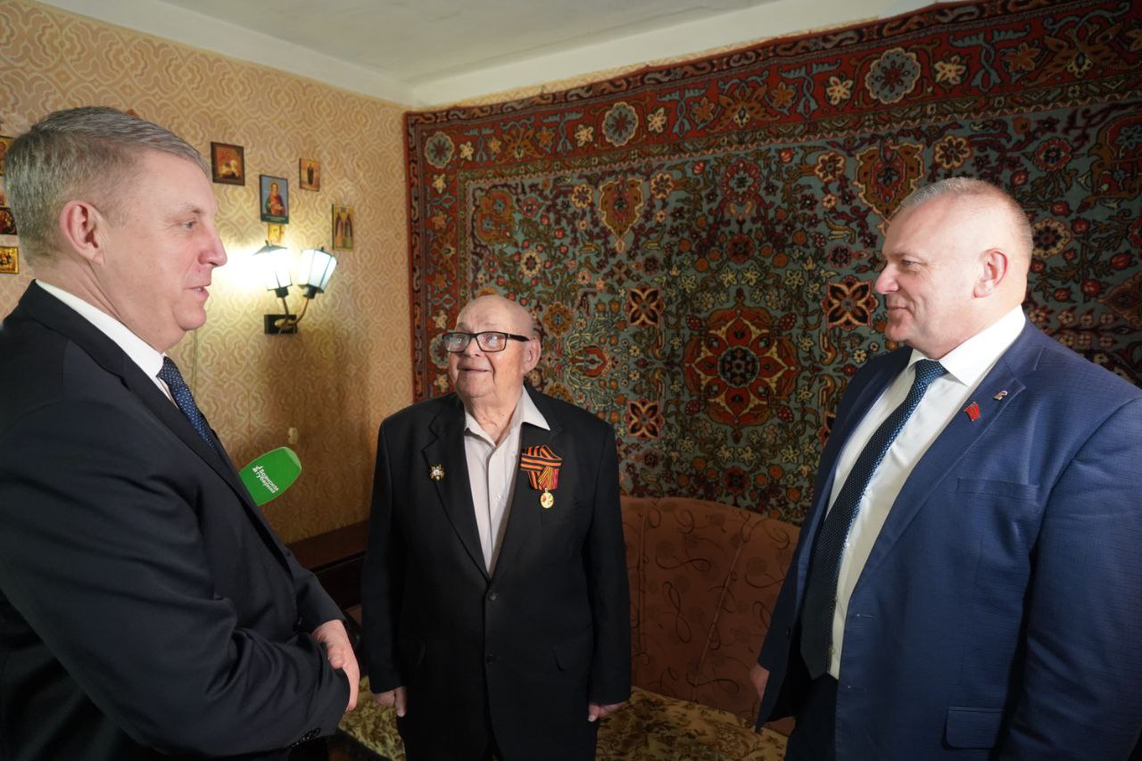 Брянский губернатор вручил юбилейную медаль к 80-летию Победы в Великой Отечественной войне 1941-1945 годов ветерану Николаю Кирюхину