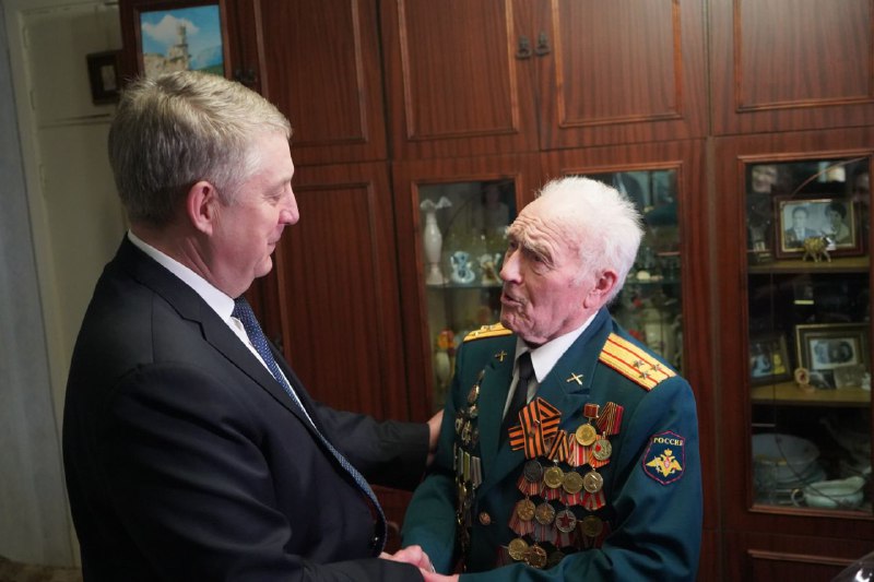 Брянский губернатор Александр Богомаз вручил медаль «80 лет Победы в Великой Отечественной войне 1941–1945 годов» ветерану Николаю Редикульцеву