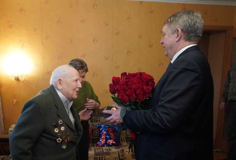 Александр Богомаз вручил юбилейную медаль к 80-летию Великой Победы брянскому ветерану