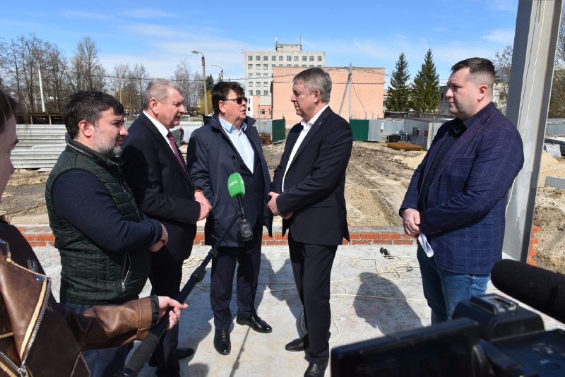 В Карачеве с отставанием от графика идет строительство ФОКа
