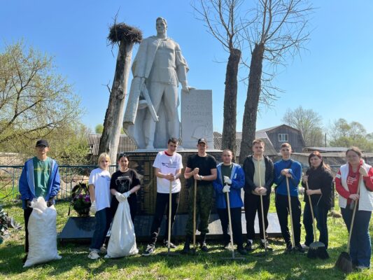 Воинские захоронения в Карачевском районе приводят в порядок студенты-волонтеры