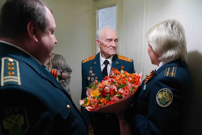 Ветерана войны Николая Редикульцева с 80-летием Победы  поздравили брянские таможенники